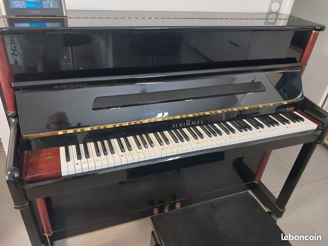 Piano droit noir avec système silencieux